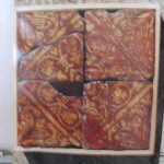 Carreau_décoré_provenant_des_vestiges_de_Tart_l'abbaye