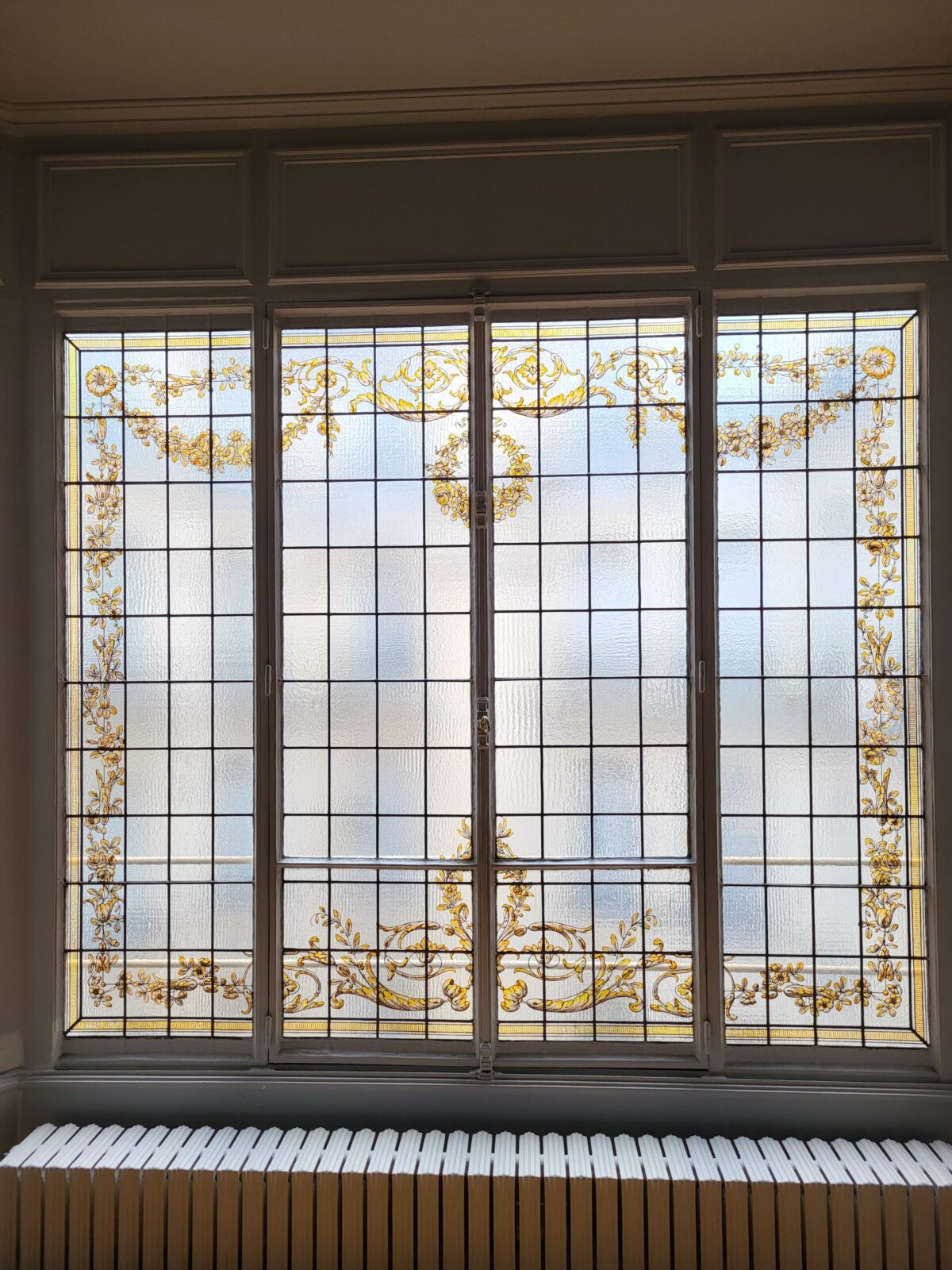 Baie en Jaune d'Argent et grisaille