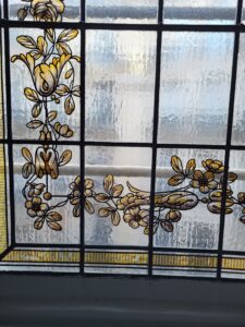 PIèce peinte grisaille et jaune d'argent remplacée Pièce peinte grisaille et jaune d'argent remplacée