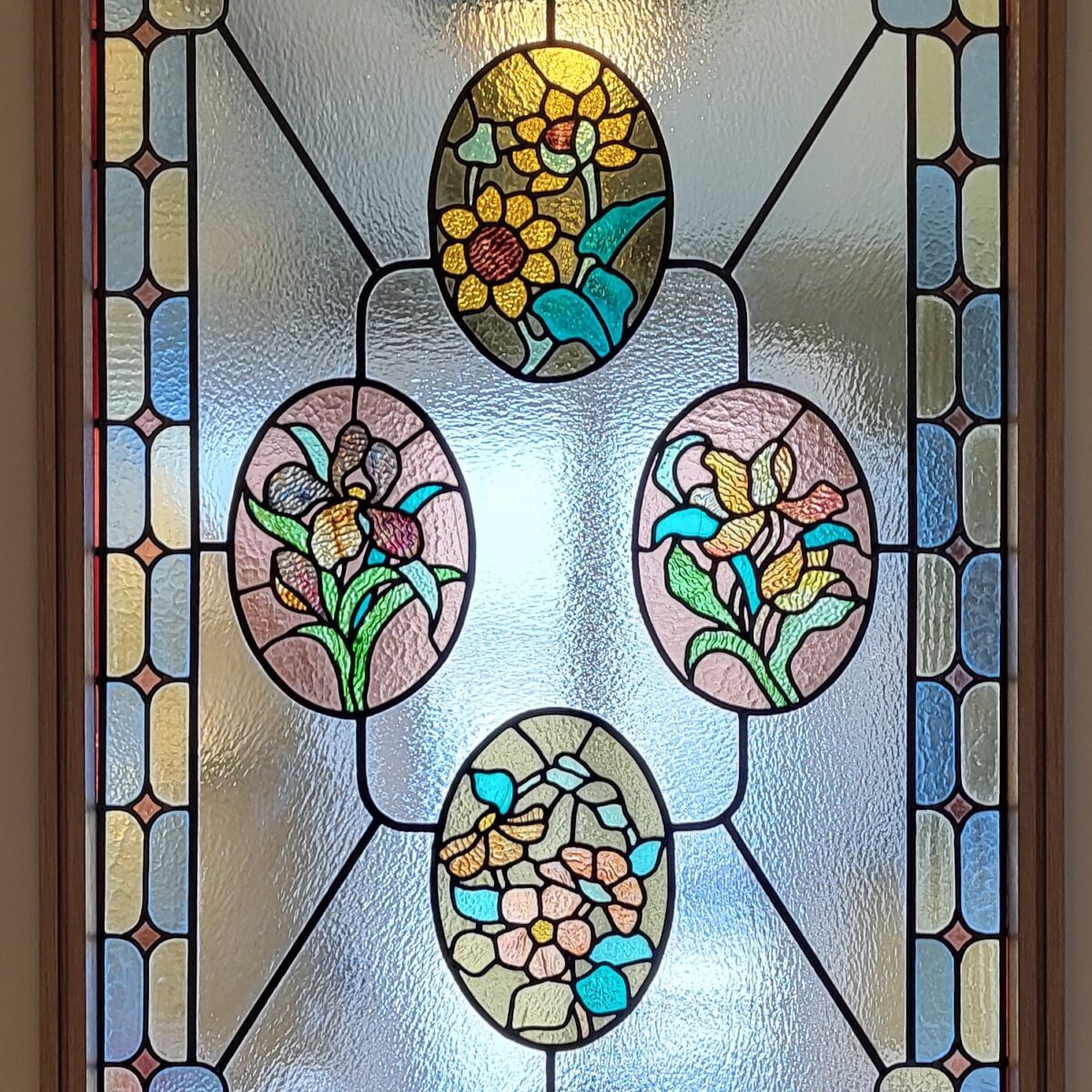 Entrée Fleurie Sublimée par les vitraux